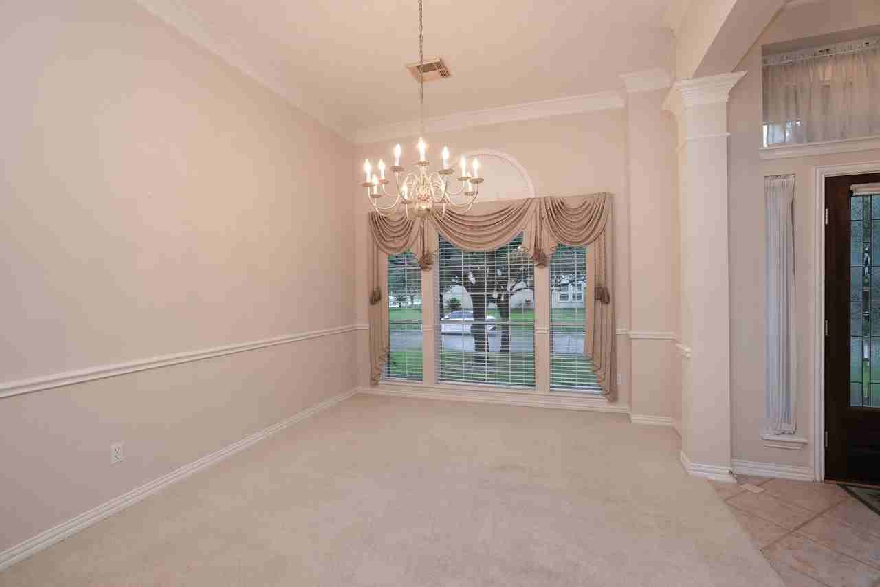 17222 Leeside Dr - Photo 5 of 36