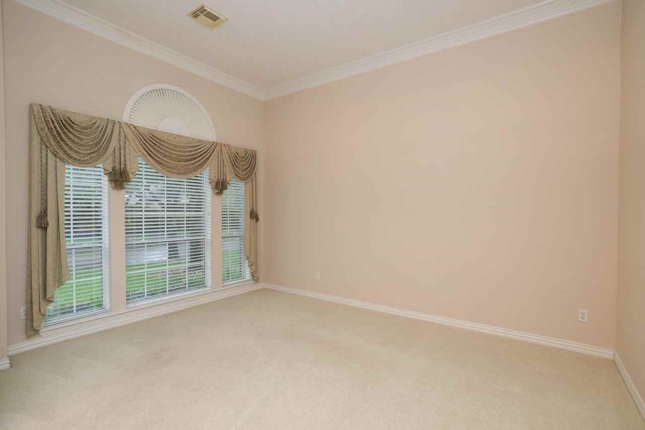 17222 Leeside Dr - Photo 7 of 36