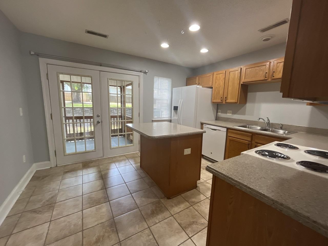 124 Taylor Cir - Photo 3 of 10