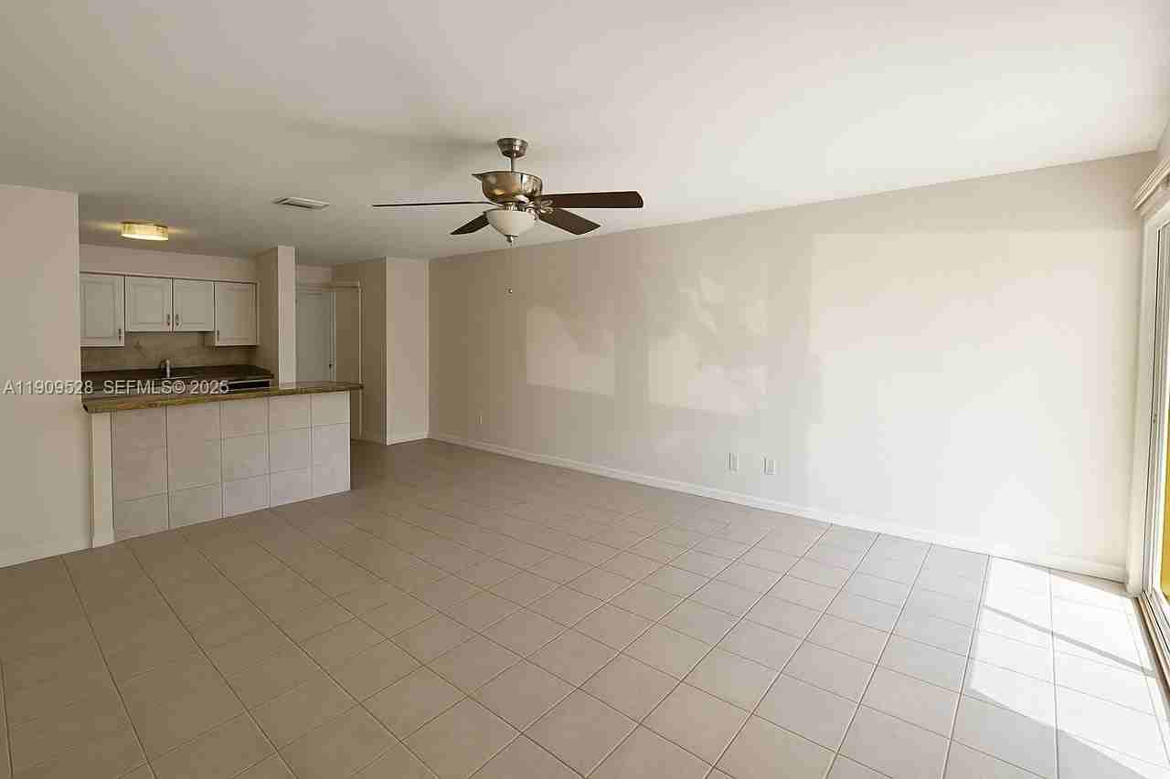 3217 Ne 7th Pl - Photo 4 of 8