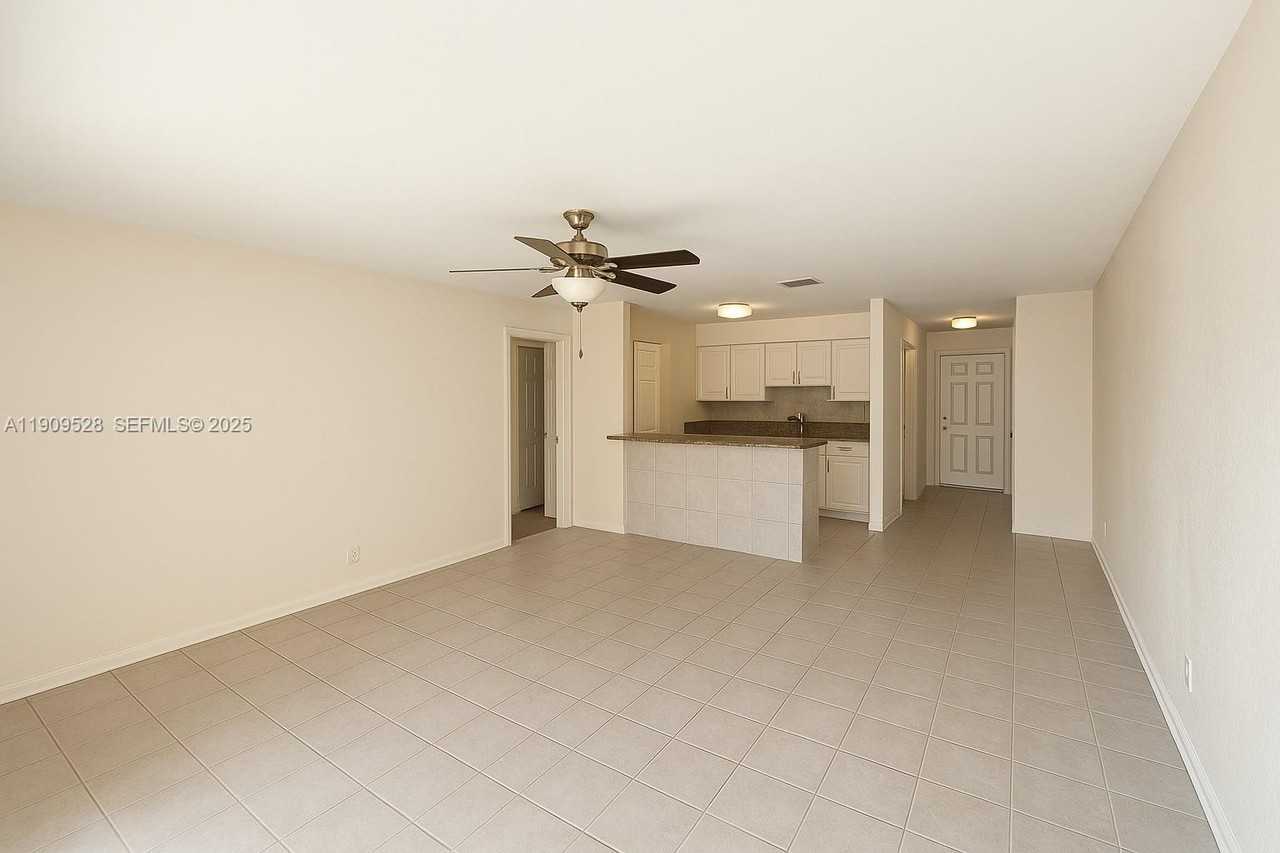 3217 Ne 7th Pl - Photo 5 of 8