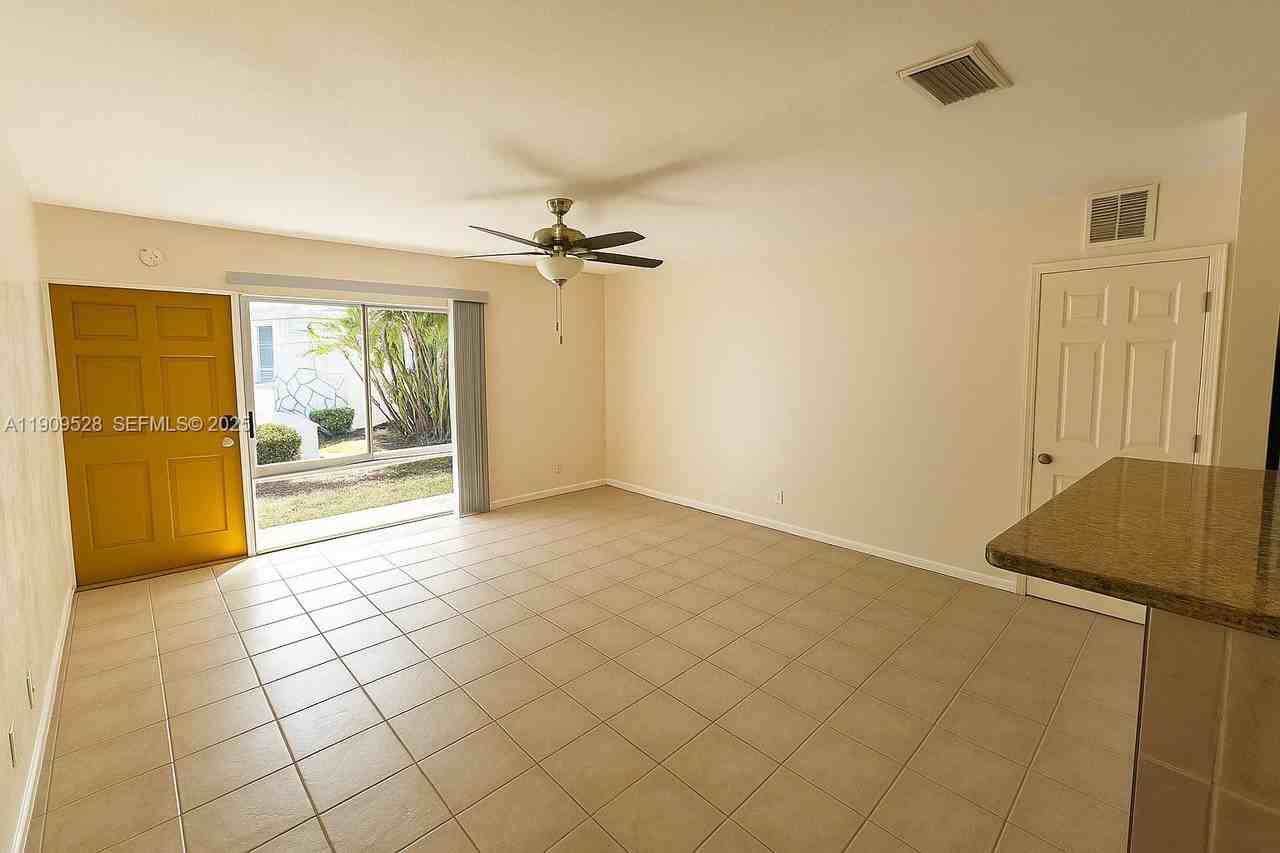 3217 Ne 7th Pl - Photo 6 of 8