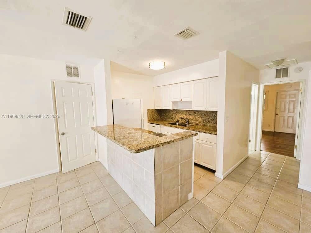 3217 Ne 7th Pl - Photo 7 of 8