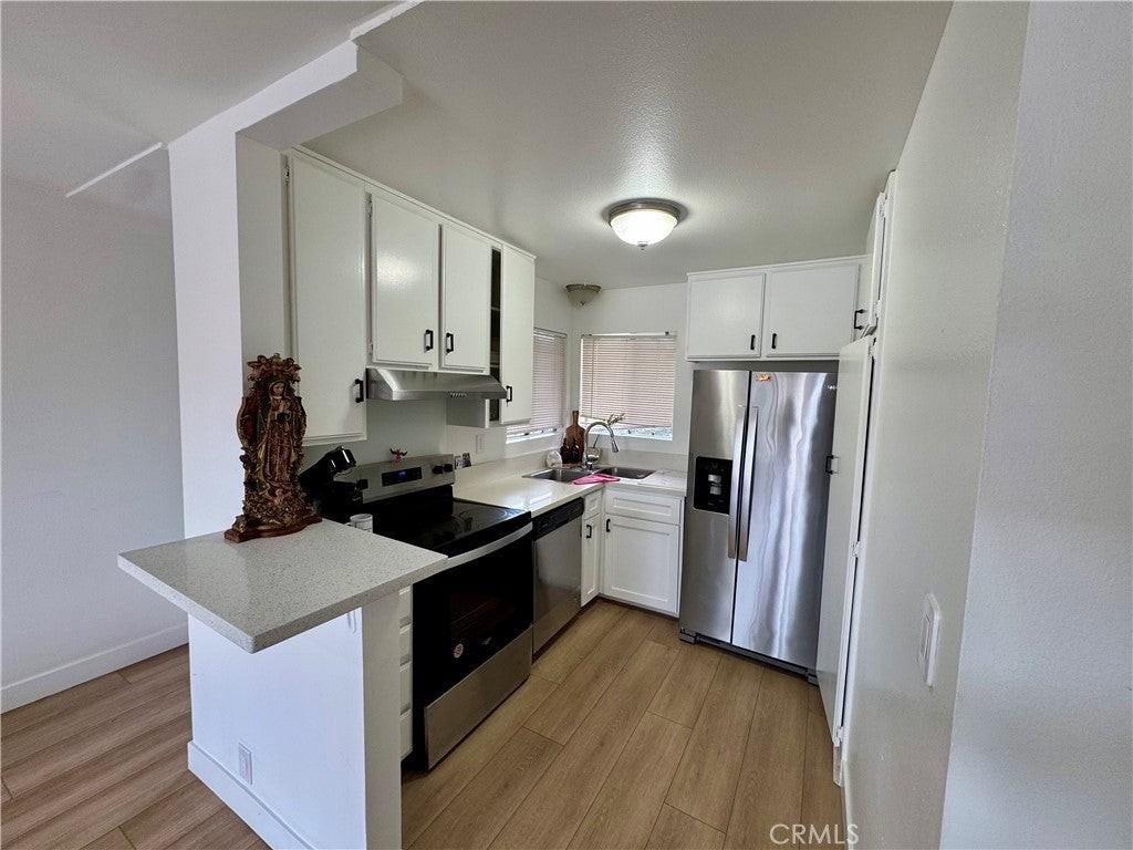 460 Golden Ave - Photo 4 of 10