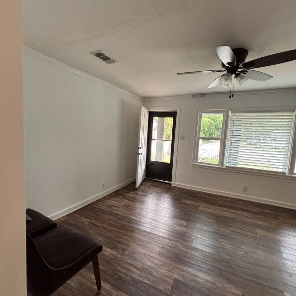 1104 Locust St - Photo 2 of 10