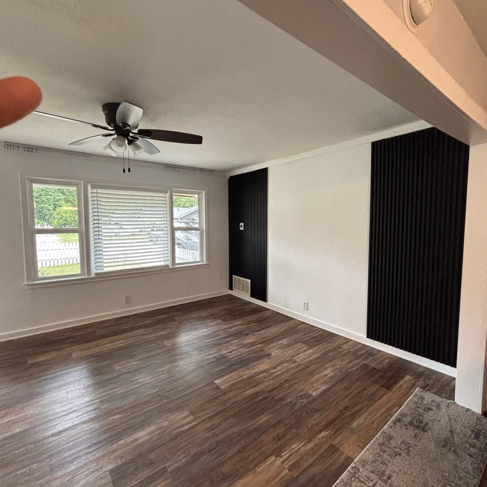 1104 Locust St - Photo 3 of 10