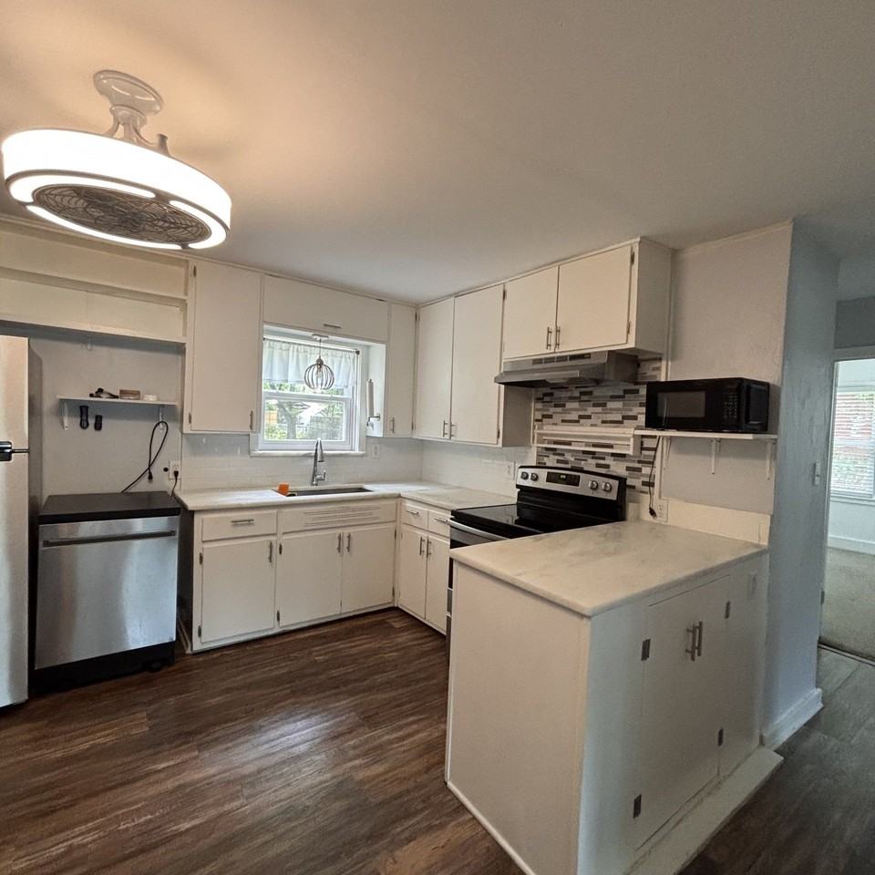 1104 Locust St - Photo 4 of 10
