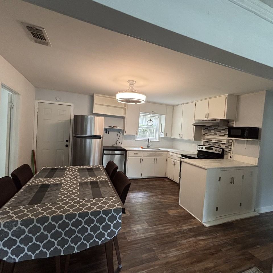 1104 Locust St - Photo 5 of 10