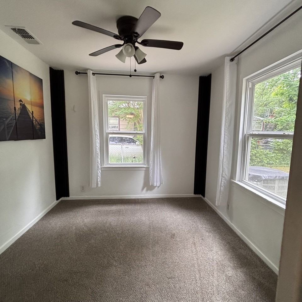 1104 Locust St - Photo 6 of 10