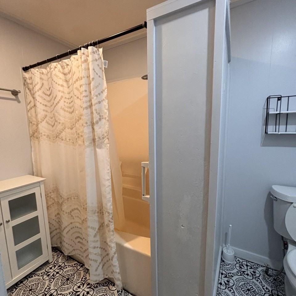 1104 Locust St - Photo 7 of 10