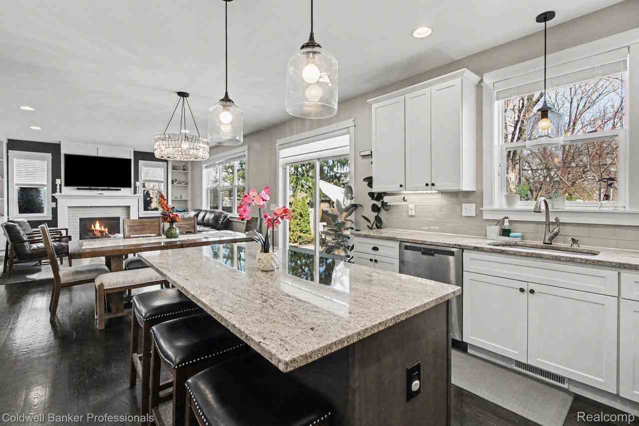 3906 Hillside Dr - Photo 7 of 36