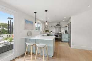 featured image of 704 S Broadway #L