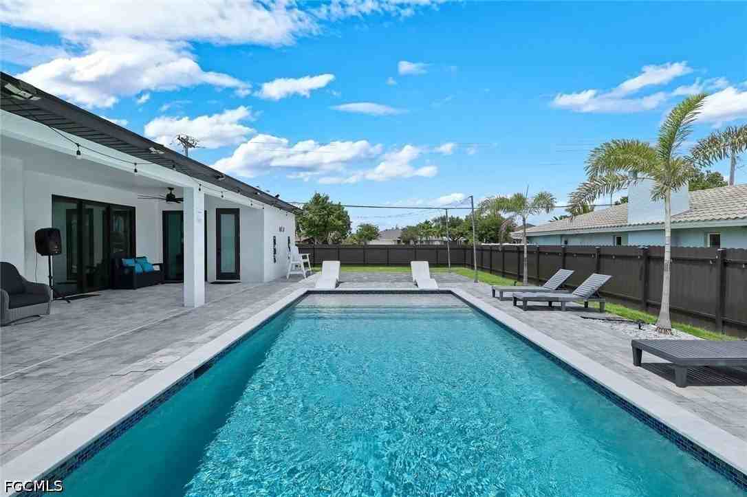 2419 Country Club Blvd - Photo 4 of 50