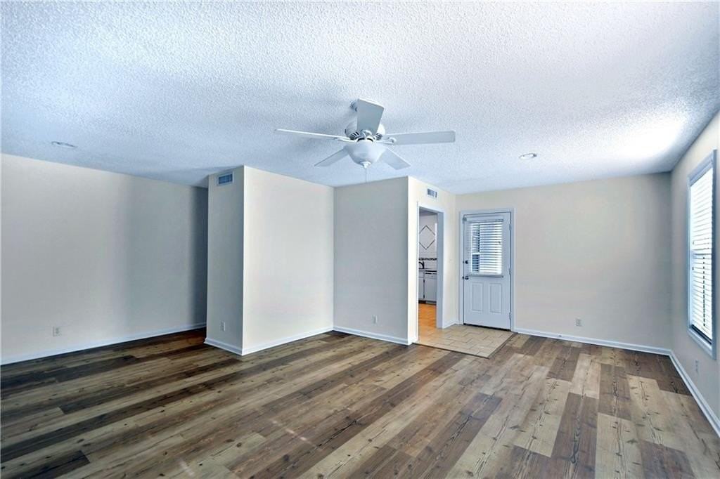 907 E Island Square Dr - Photo 5 of 18