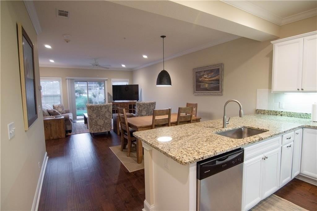 702 Mariners Cir - Photo 5 of 41