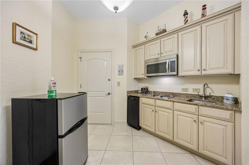 150 Salt Air Dr #304 - Photo 4 of 18
