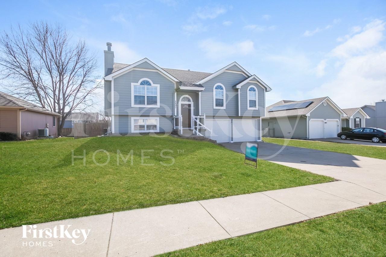 1603 Roberta Dr - Photo 3 of 16