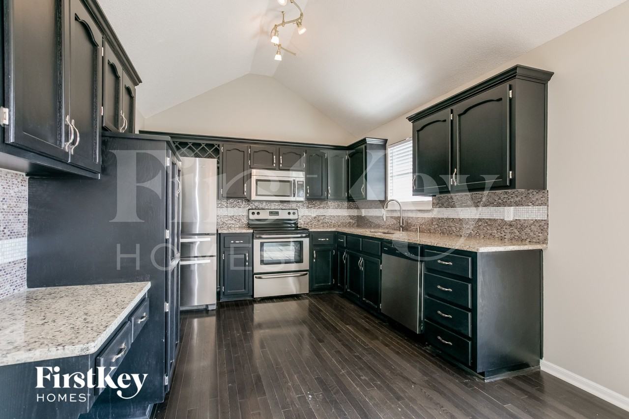 1603 Roberta Dr - Photo 7 of 16
