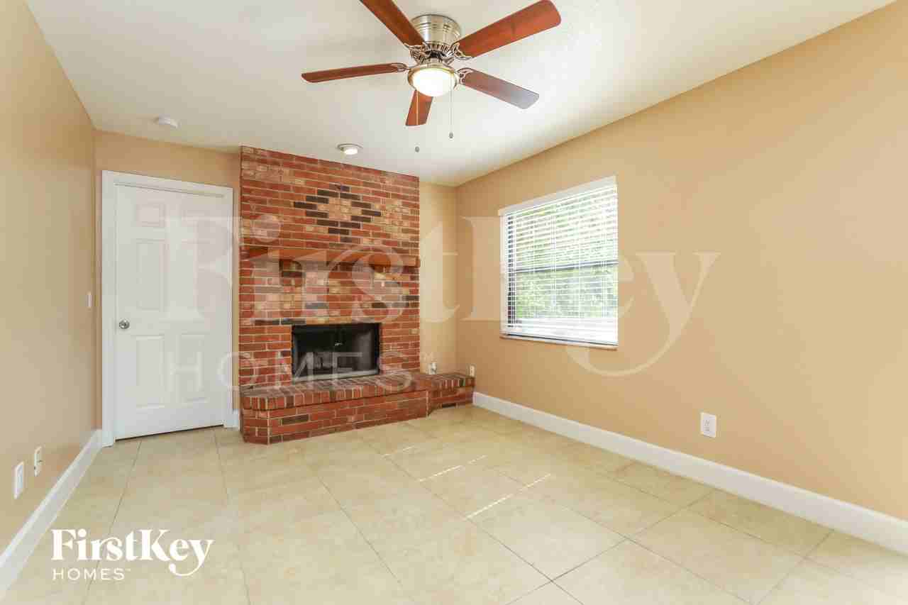 988 Glenview Cir - Photo 3 of 16