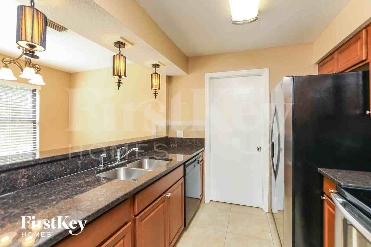 988 Glenview Cir - Photo 5 of 16
