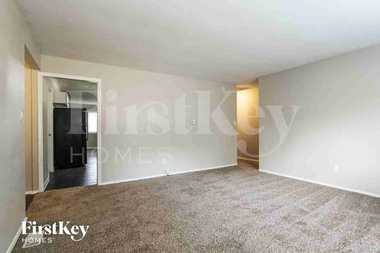 9630 Pepperidge Dr - Photo 2 of 15