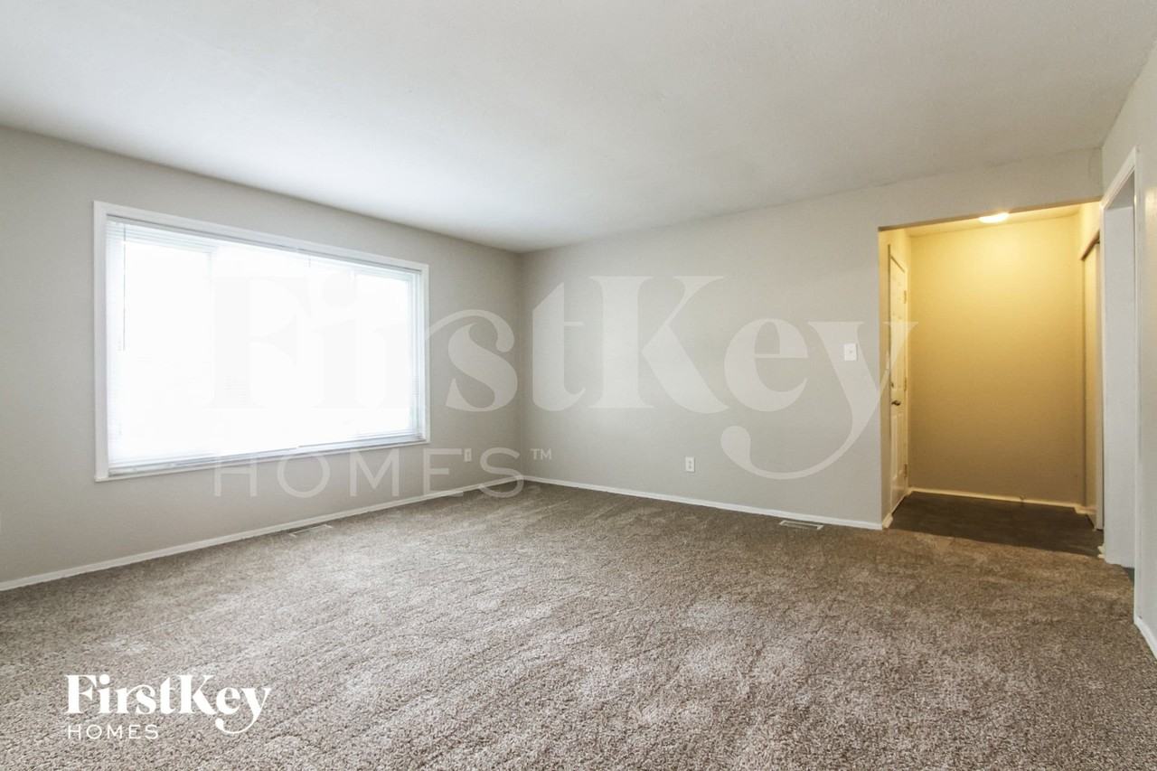 9630 Pepperidge Dr - Photo 4 of 15