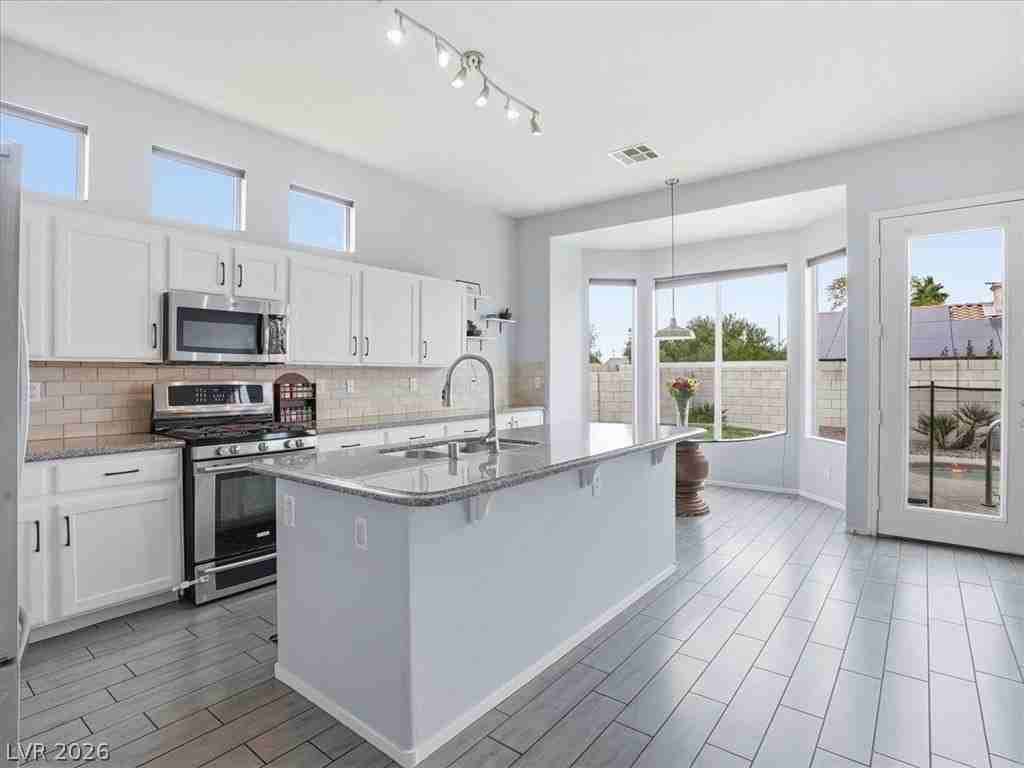 1562 Harwood Ave - Photo 7 of 50