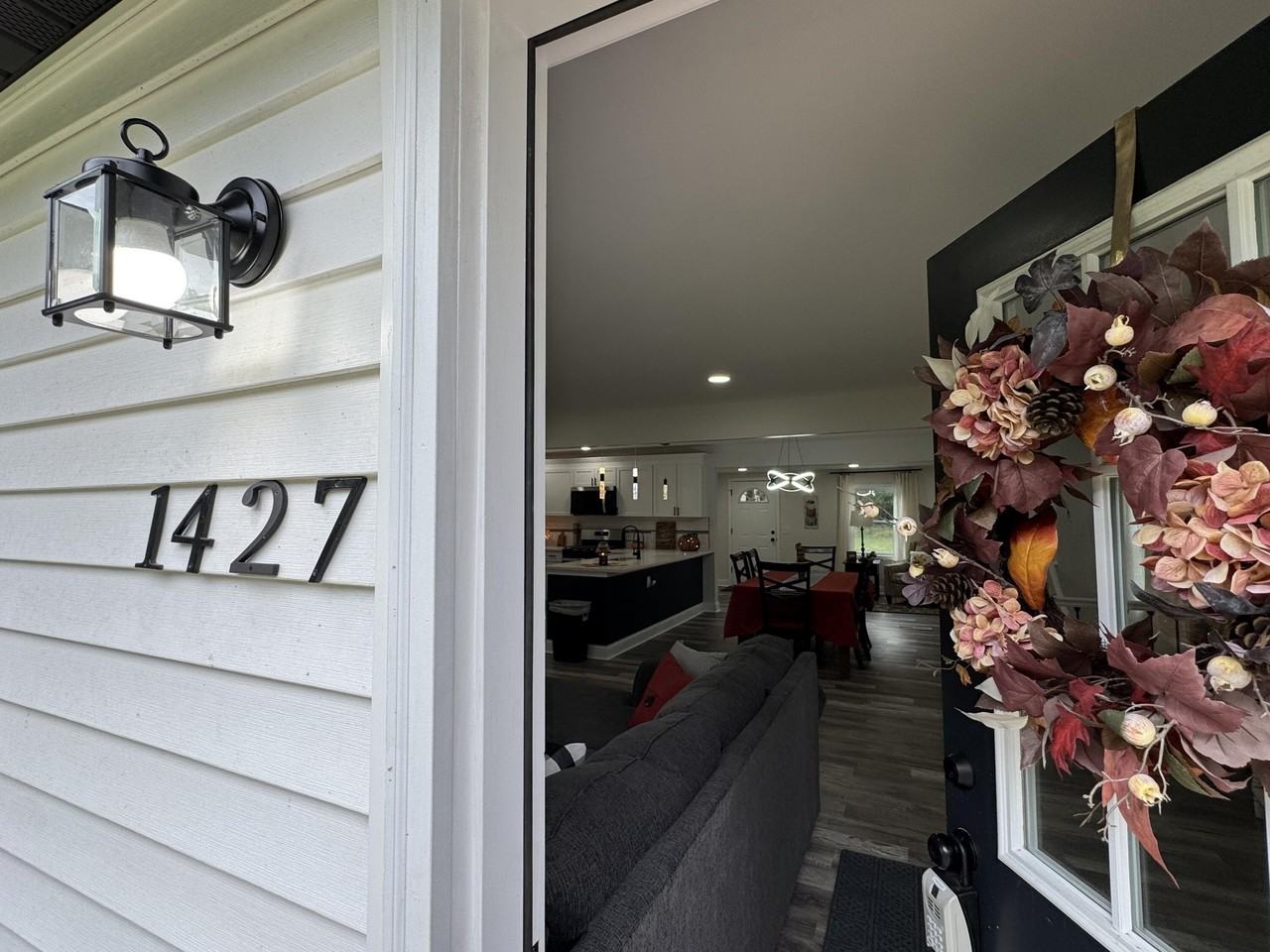 1427 Austin Ave - Photo 4 of 25