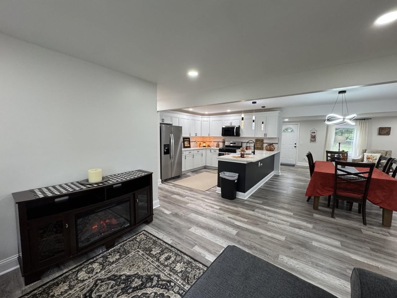 1427 Austin Ave - Photo 5 of 25