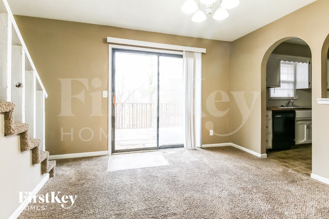 7714 Nw 69th Ter - Photo 5 of 16