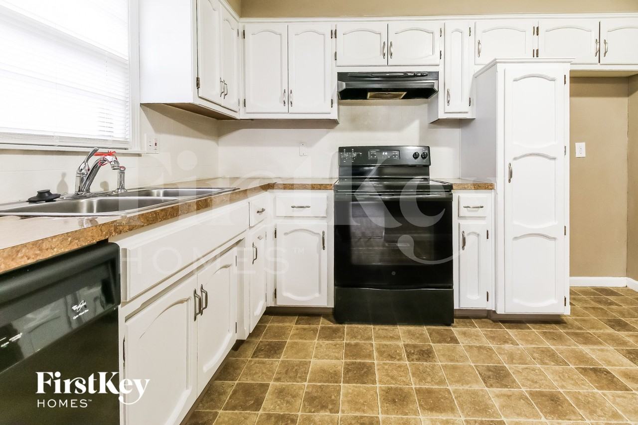 7714 Nw 69th Ter - Photo 6 of 16