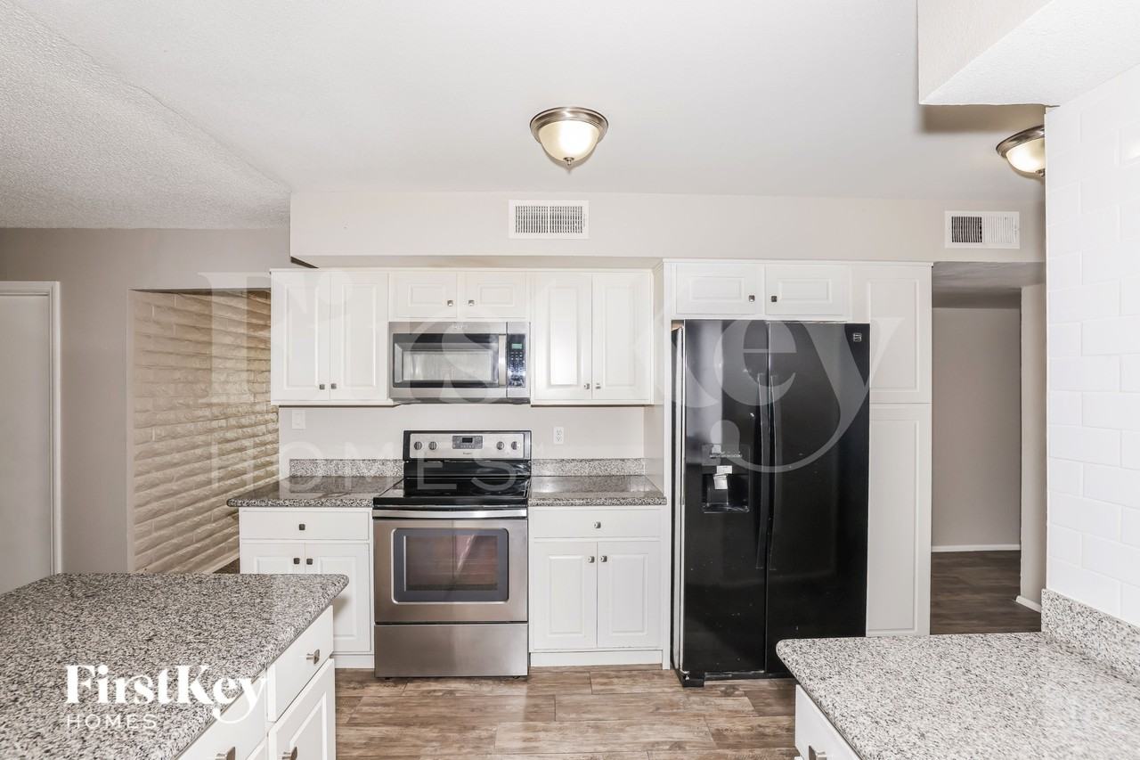 7646 N 37th Ave - Photo 4 of 18