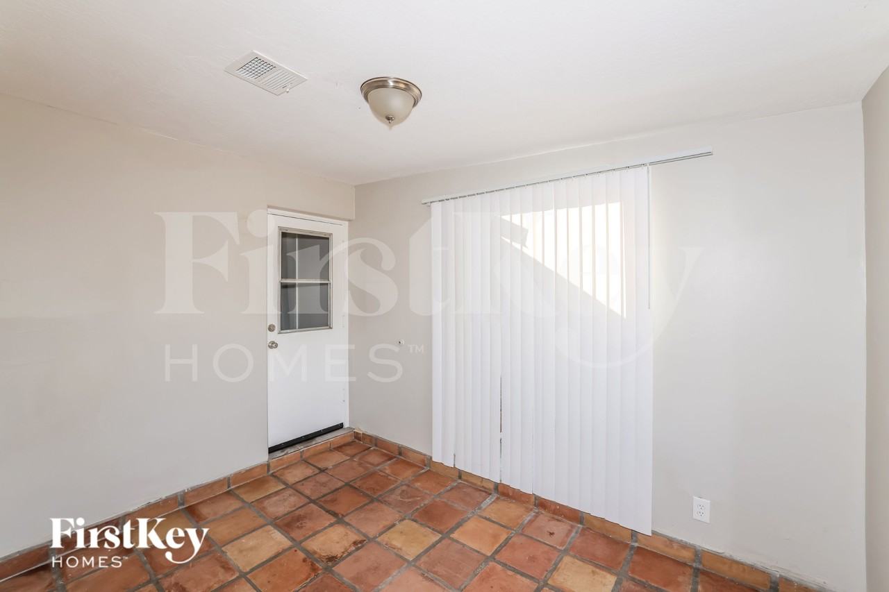 7646 N 37th Ave - Photo 7 of 18