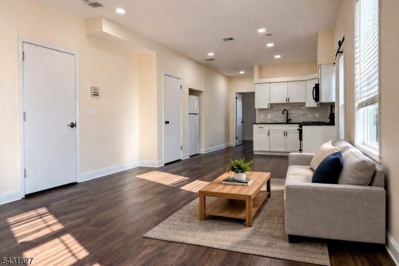 684 Passaic Ave - Photo 2 of 12