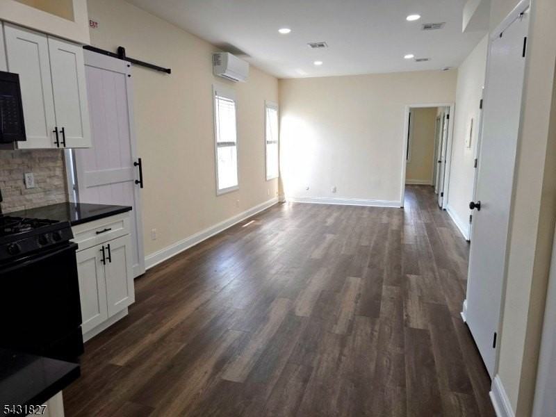684 Passaic Ave - Photo 4 of 12