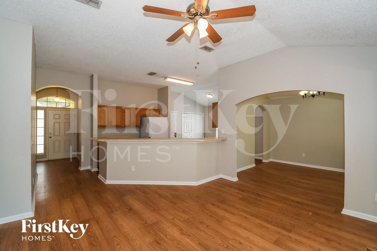 729 Mackenzie Cir - Photo 3 of 15