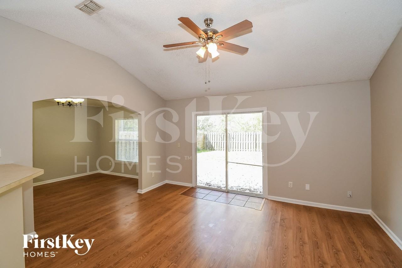 729 Mackenzie Cir - Photo 4 of 15