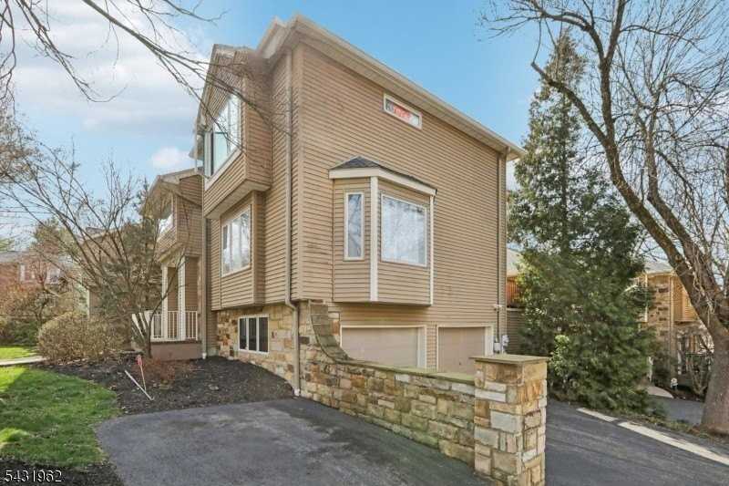 210 Clarken Dr - Photo 3 of 47