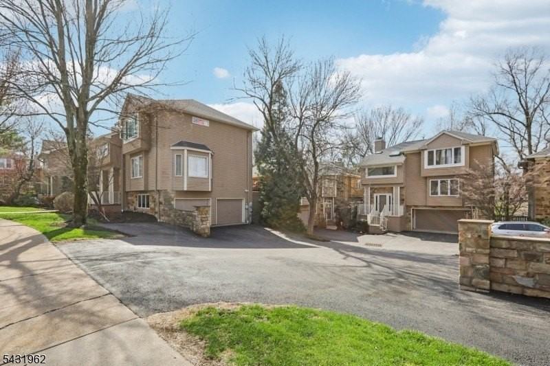 210 Clarken Dr - Photo 4 of 47