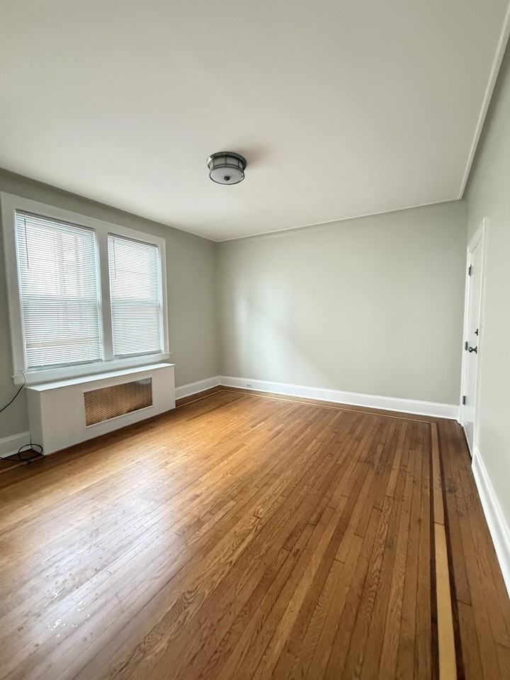710 11th St - Photo 3 of 9