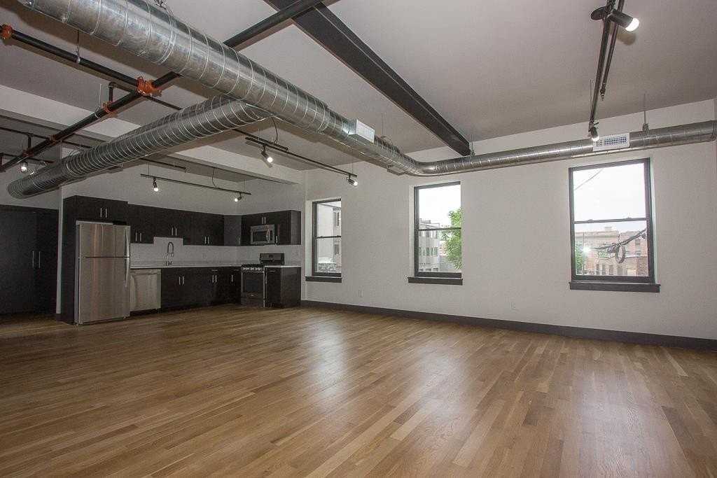 190 Christopher Columbus Dr #2R - Photo 2 of 11