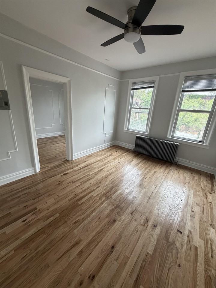 72 Jefferson Ave #2R - Photo 2 of 11