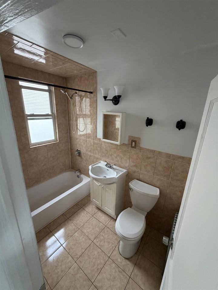 72 Jefferson Ave #2R - Photo 5 of 11