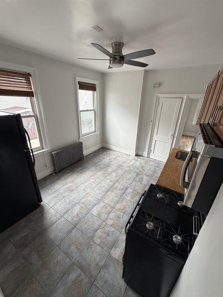 72 Jefferson Ave #2R - Photo 6 of 11