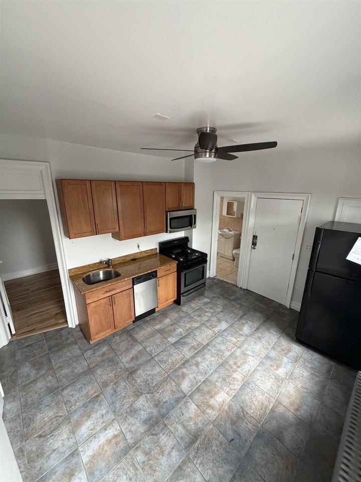 72 Jefferson Ave #2R - Photo 7 of 11