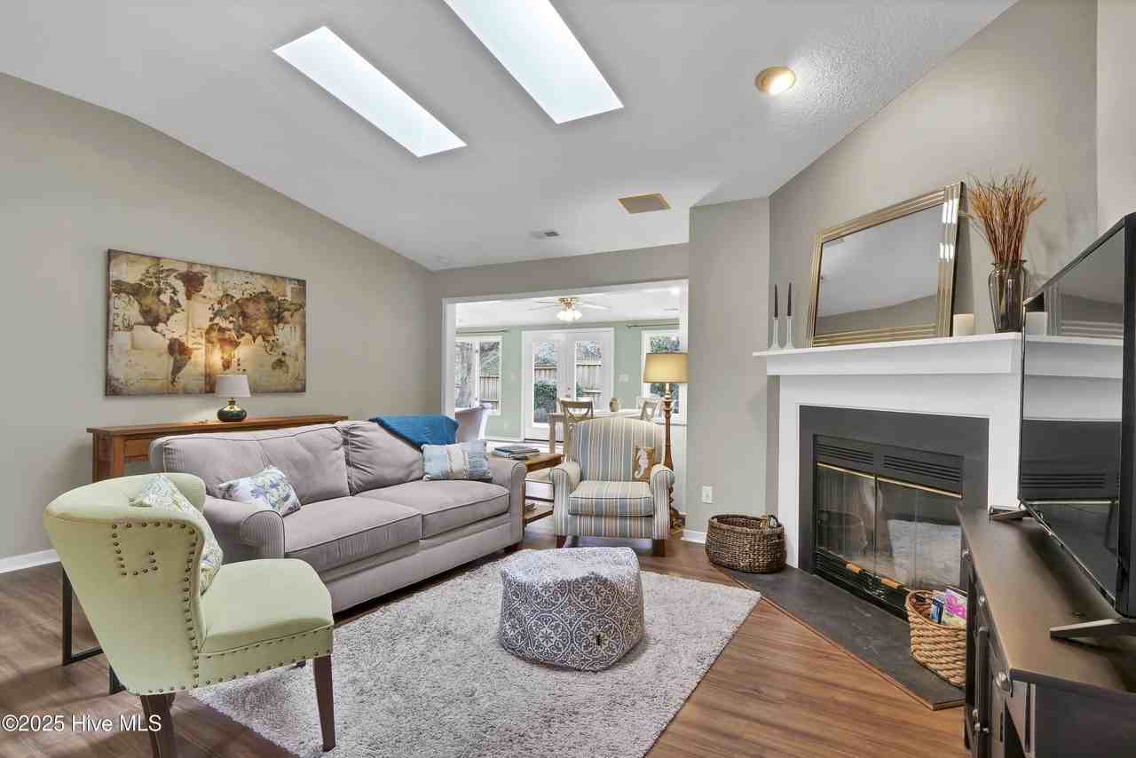 7204 Lounsberry Ct - Photo 4 of 32