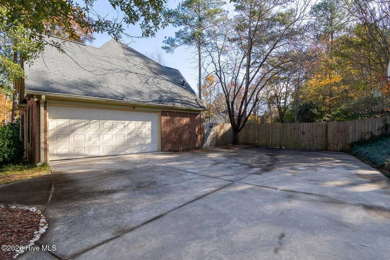 4135 Knollcrest Cir N - Photo 3 of 37