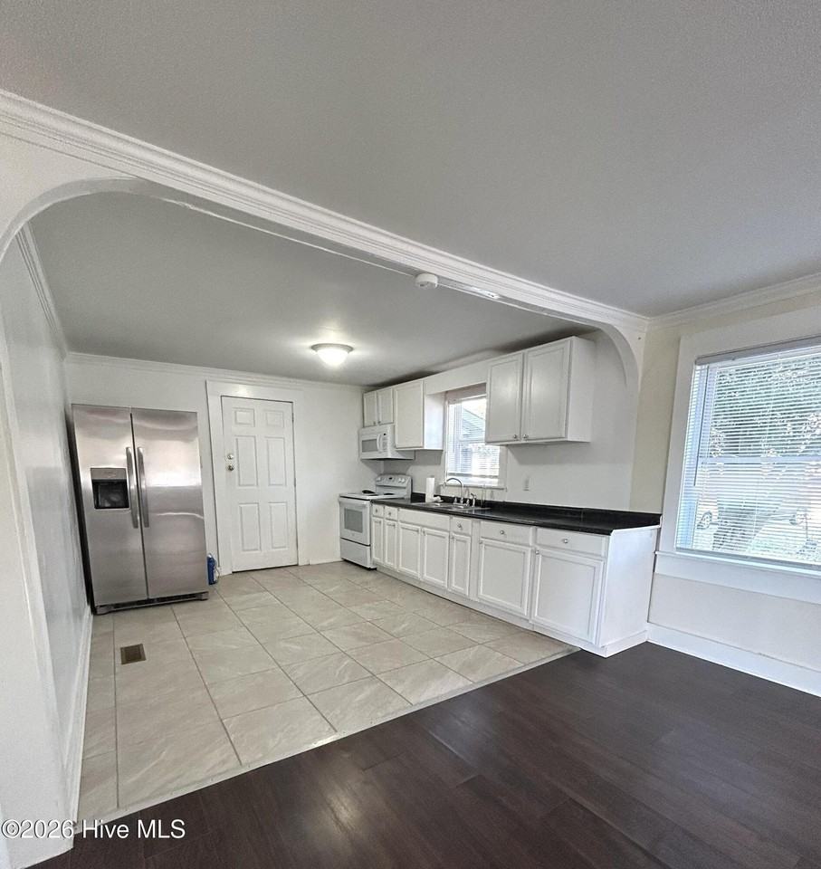 1212 Fisher St - Photo 3 of 8