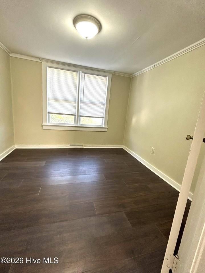 1212 Fisher St - Photo 4 of 8
