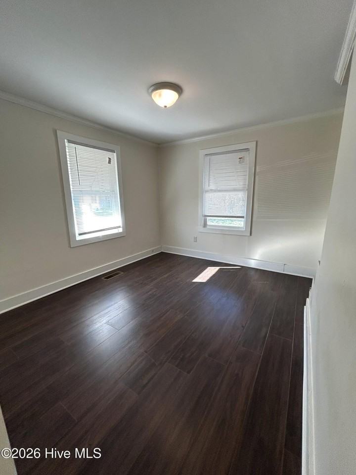 1212 Fisher St - Photo 5 of 8